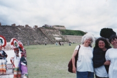 Alma Flor, Isabel y Silvia Reyes en Monte Albán, México